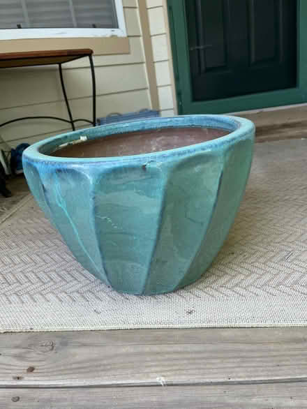 Photo of free Big pot planter (Morristown, New Jersey) #1