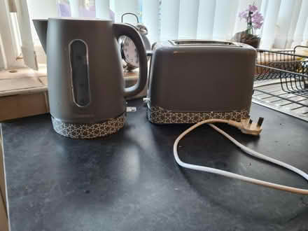 Photo of free Matching kettle and 2slice toaster (Lees OL4) #1