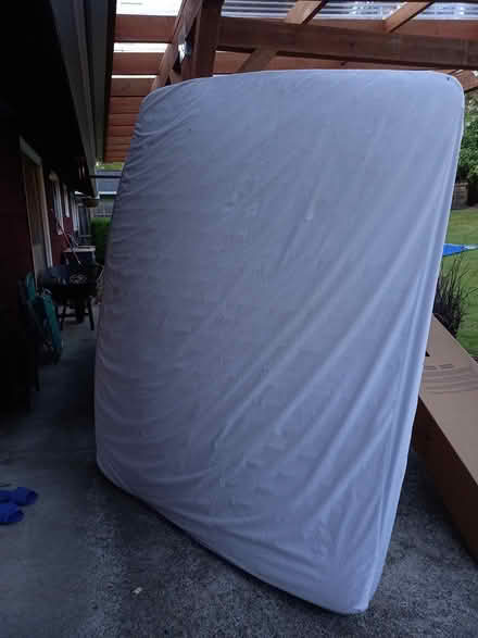 Photo of free Queen foam mattress, lightly used (Seatac) #4