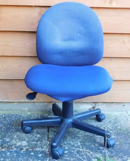 Photo of free office chair with wheels (stuck on lowest height) (Caversham RG4) #1