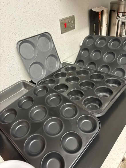 Photo of free Baking tins and a biscuit tin (Stivichall Coventry) #1