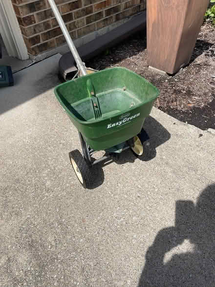 Photo of free Fertilizer spreader (Roselle) #1