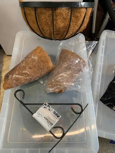 Photo of free Metal Wall Flower Basket plus Bracket (GU52) #4
