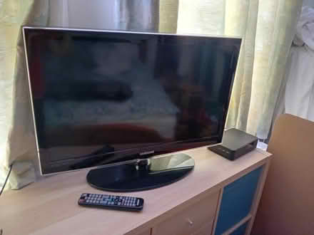 Photo of free Samsung TV 35" screen and remote (New Malden KT3) #1
