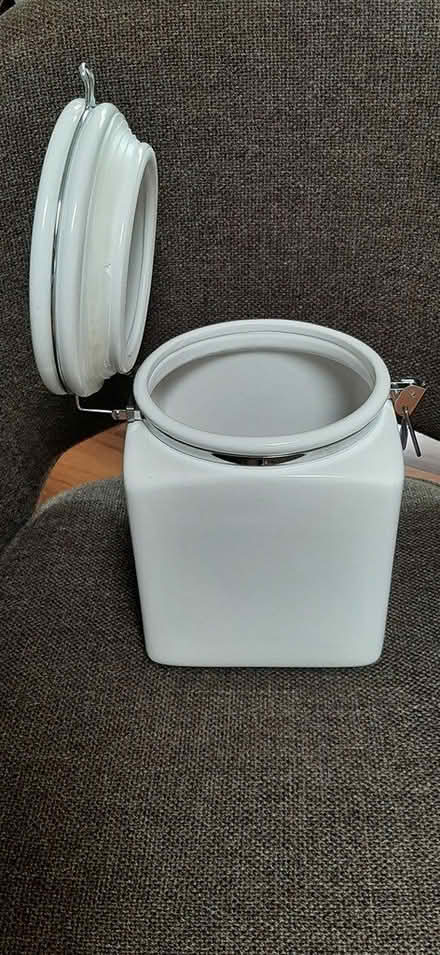 Photo of free ceramic storage jar (Kaneohe) #1