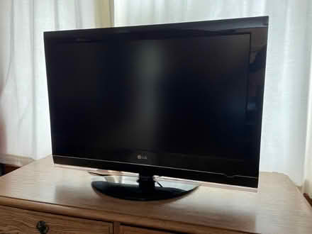 Photo of free 32" lg tv (Hinchley Wood KT10) #1
