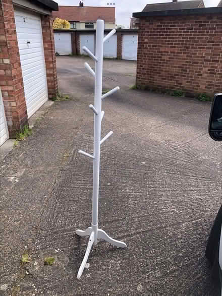 Photo of free White coat / hat stand (Hedon HU12) #1