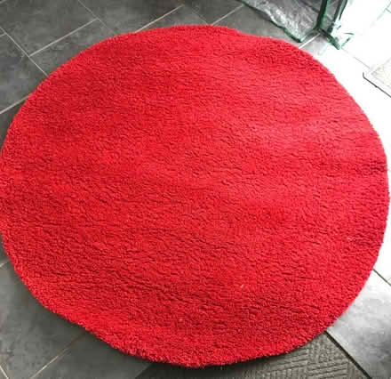 Photo of free Red Circular Rug (Whitnash CV31) #1