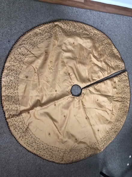 Photo of free Christmas Tree Skirt (Red Top and Riva Ridge) #1