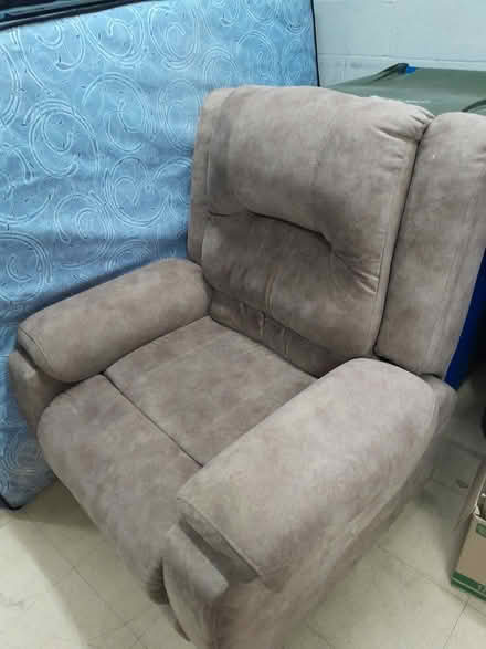Photo of free Recliner chair (1531 Pine Saint louis) #1
