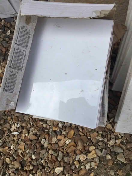Photo of free White ceramic wall tiles x30 (luton LU3) #2