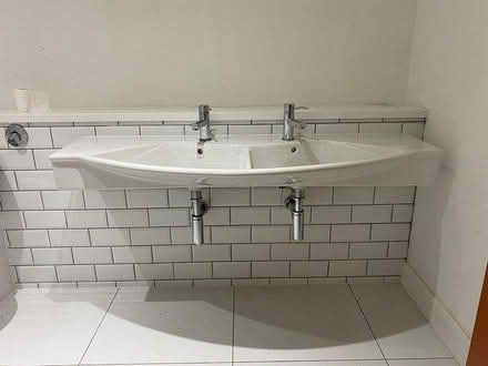 Photo of free Bathroom suite (Charing Cross G3) #1