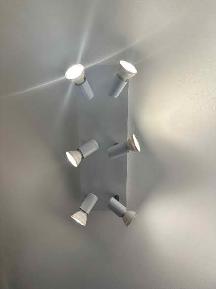 Photo of free White 6 spotlight fixture (Wickford SS11) #1