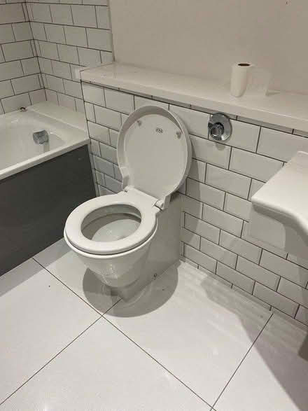Photo of free Bathroom suite (Charing Cross G3) #3
