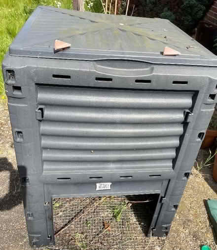 Photo of free plastic compost bin (Round Green LU2) #1