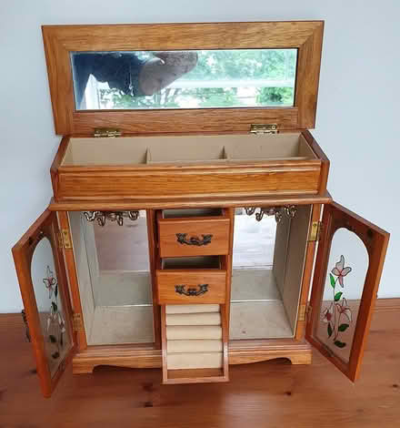 Photo of free Vintage Wooden Jewellery Box (Camberwell Green) #2