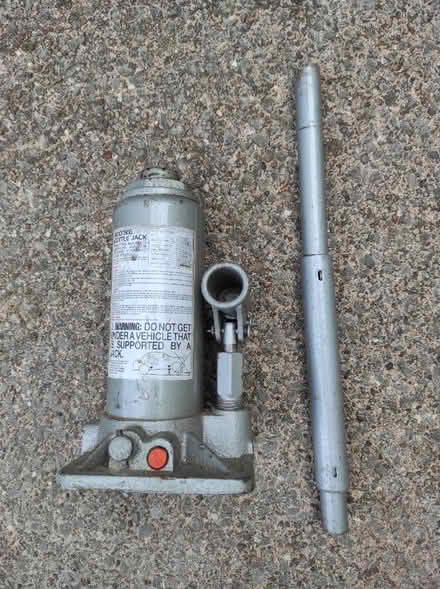 Photo of free Bottle Jack (Horton ST13) #1