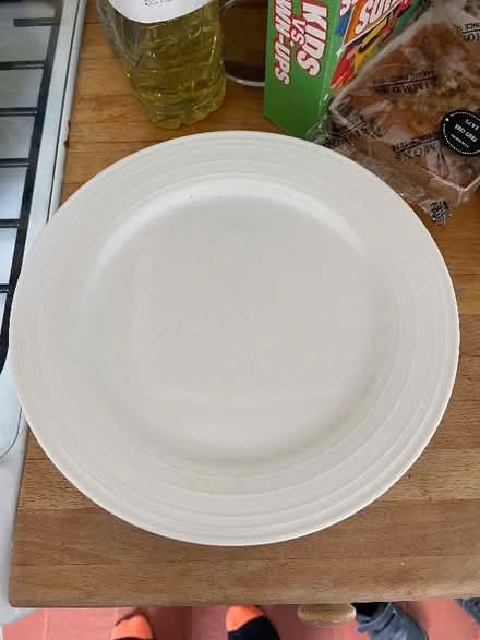 Photo of free Set of 6 dinner plates (Chesham HP5) #1