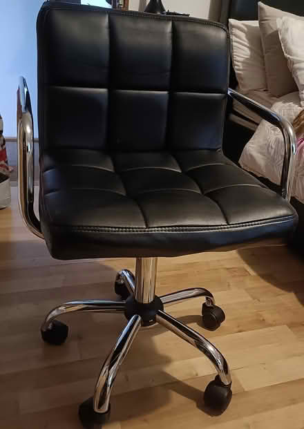 Photo of free Black faux leather Chair (Welwyn garden city) #1