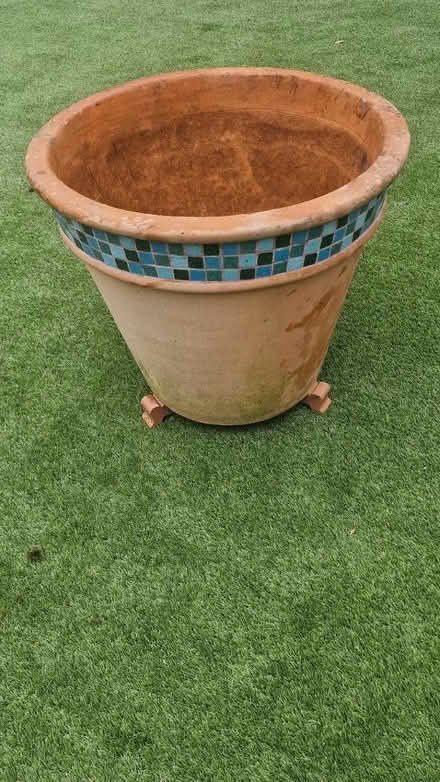 Photo of free Large terracotta plant pot (DE7) #1