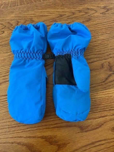 Photo of free Childs’ mittens (Latchford WA4) #1