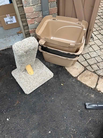 Photo of free Cat stuff (Meadowvale) #1
