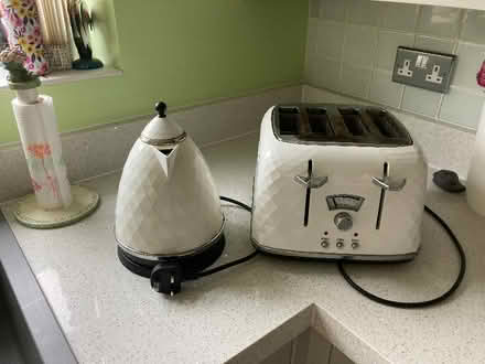 Photo of free Working kettle and toaster De Longi (The Matthew Arnold School TW18) #1