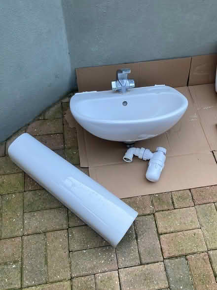 Photo of free pedestal wash basin (Penenden Heath) #2