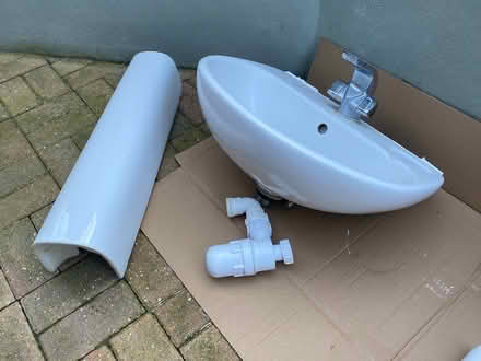 Photo of free pedestal wash basin (Penenden Heath) #1