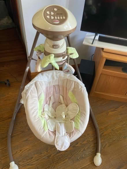 Photo of free baby Swing (Berwyn) #1