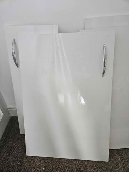 Photo of free 10 x kitchen unit doors w/ handles (Oatlands/Gorbals G5) #1