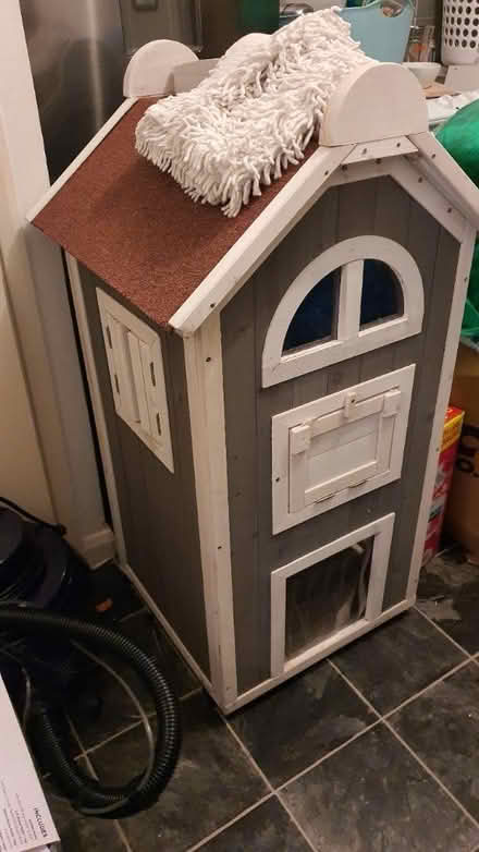 Photo of free Cat playhouse/kennel (thornton heath) #3