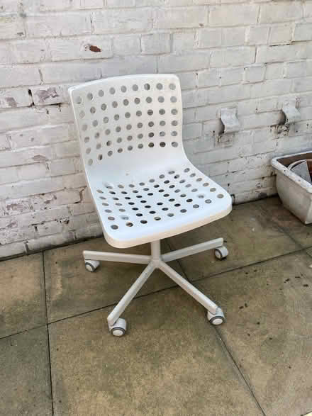 Photo of free spinning ikea chair (E14) #1