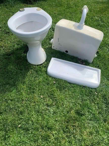 Photo of free Used toilet/cistern with lid (Goring by Sea) #1