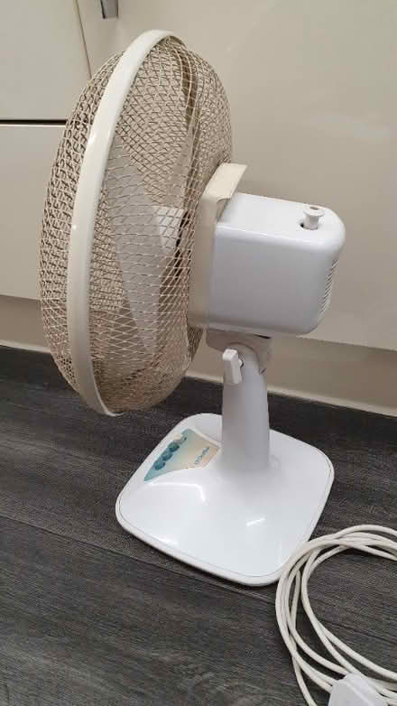 Photo of free l. oscillating fan. (Hay Mills B25) #1