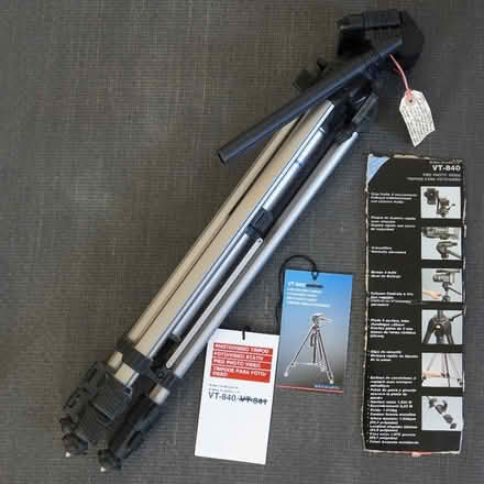 Photo of free Vanguard VT-840 camera tripod (Dean EH4) #1