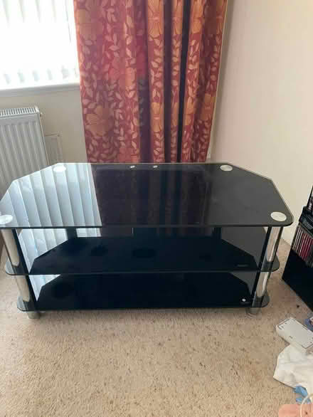 Photo of free TV stand (Elmbridge GL2)