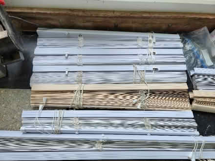 Photo of free 7x small and 2x wide blinds (TN24) #1