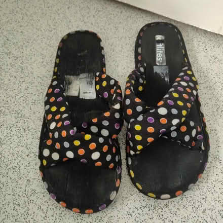 Photo of free Sliders ( flip flops) size 6 (Dagenham RM10) #1