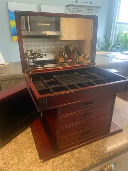 Photo of free Jewelry box (72nd st Bay Ridge) #2