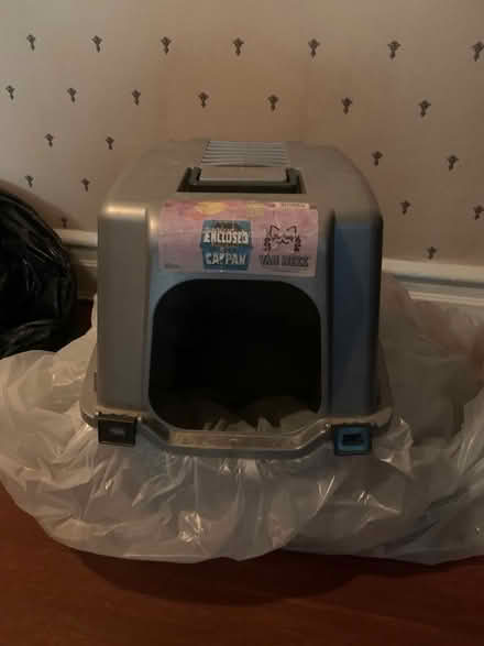 Photo of free Cat and Dog Stuff - Litter box, etc (Park Slope, Brooklyn) #1
