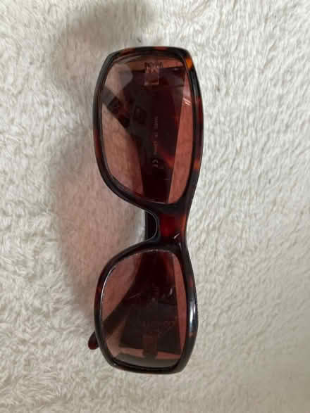 Photo of free sunglasses (SW8 Wandsworth Road) #1