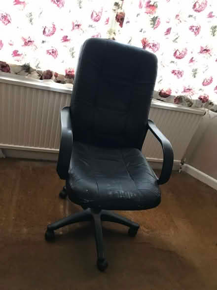 Photo of free swivel office/computer chair, old but comfy (New Milton BH25) #1