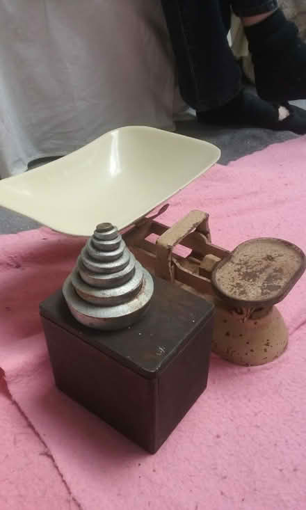 Photo of free Vintage Weighing Scale With Weights (Wrose BD18) #1