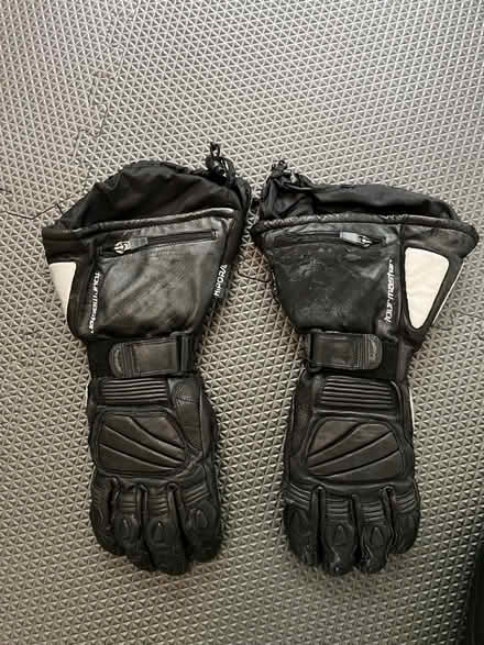 Photo of free Women’s XS motorcycle gloves (Beulah rd and Druid hill rd NE) #1