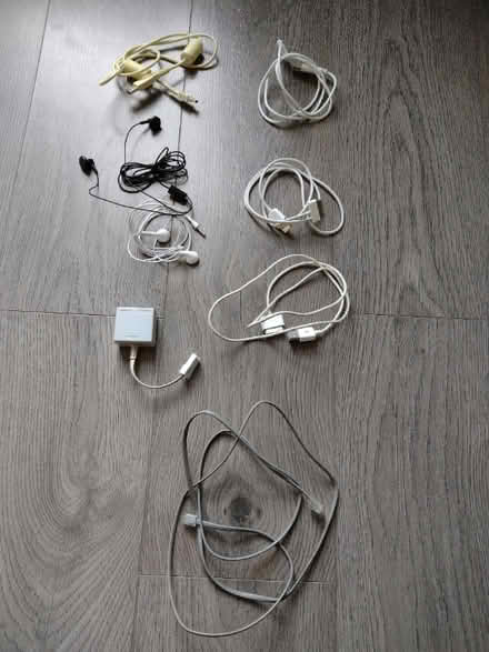 Photo of free A selection of various cables (Crookes S10) #1
