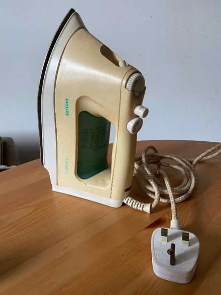 Photo of free Steam iron (Sedbergh LA10) #1
