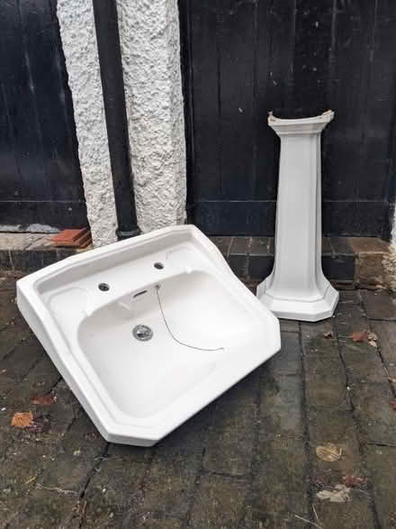 Photo of free Pedestal sink (Llansantffraid SY22) #4