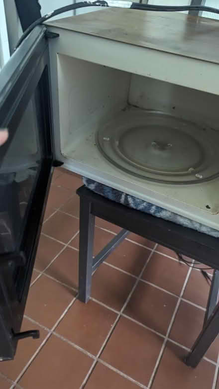 Photo of free Old clunker of a microwave (San Diego) #2