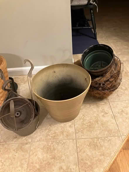 Photo of free Various plant pots, hanging baskets (Rockaway Township) #1
